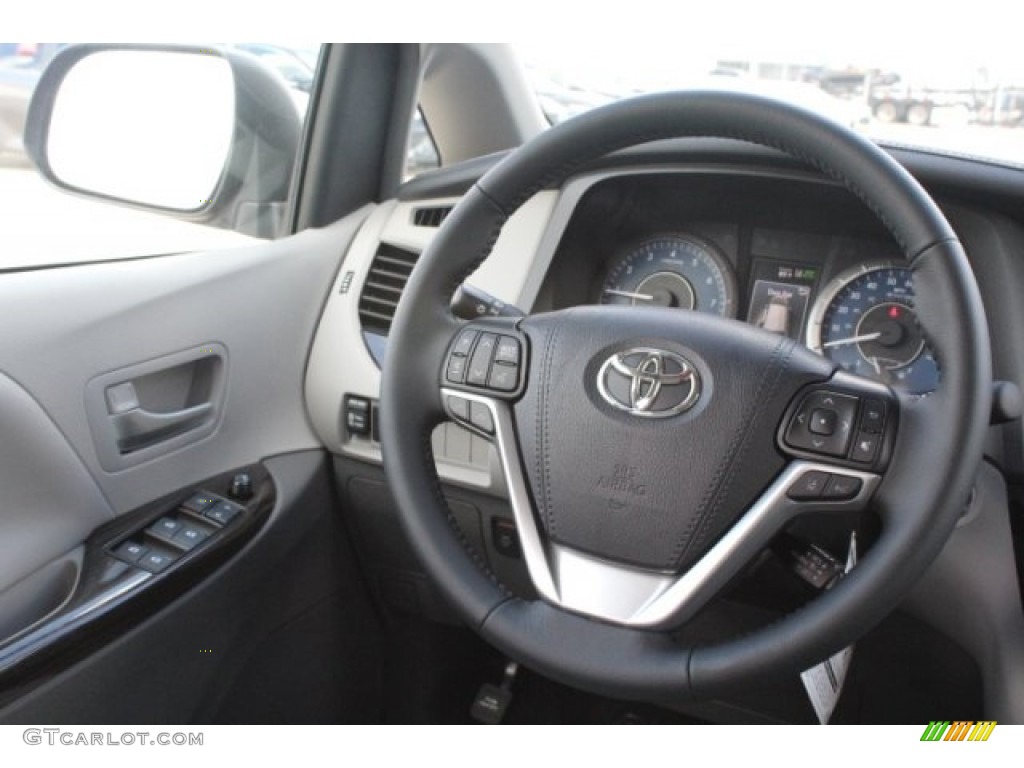 2019 Toyota Sienna XLE Steering Wheel Photos
