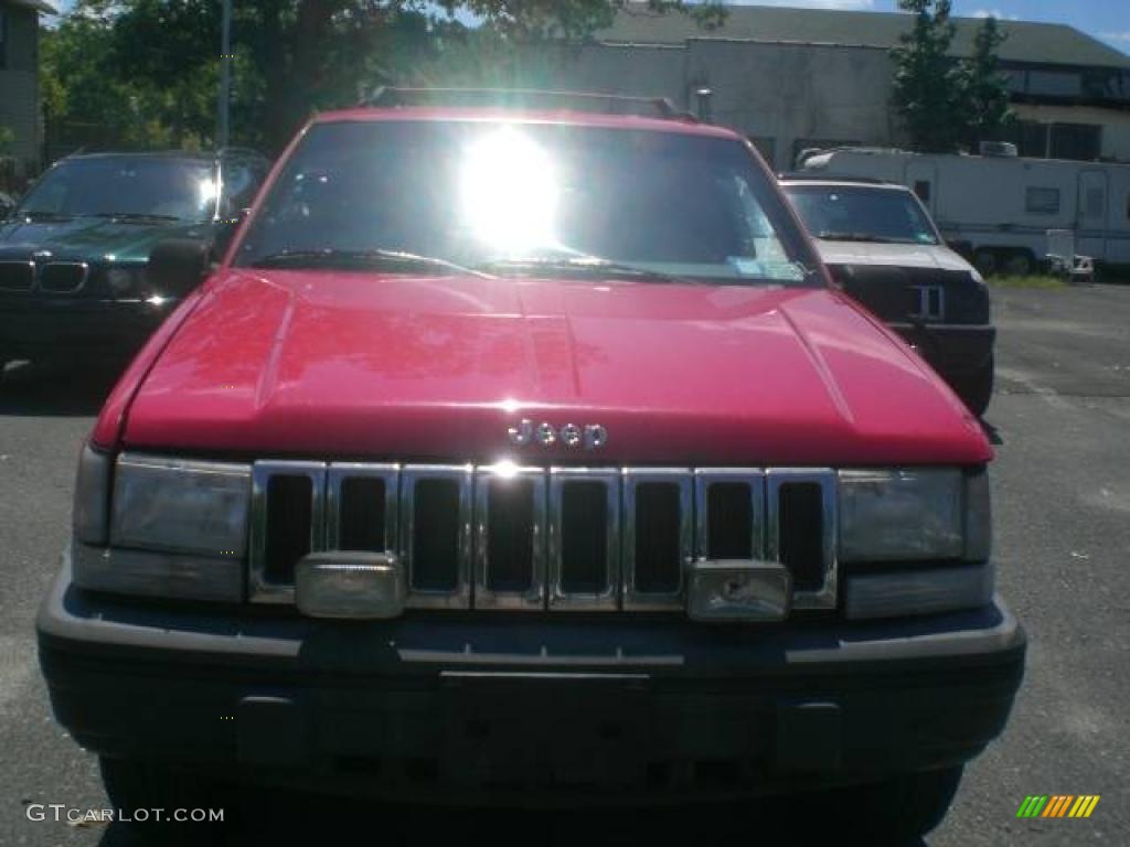 1995 Grand Cherokee SE 4x4 - Flame Red / Gray photo #1