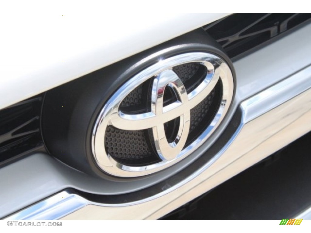 2019 Toyota 4Runner Limited Marks and Logos Photos