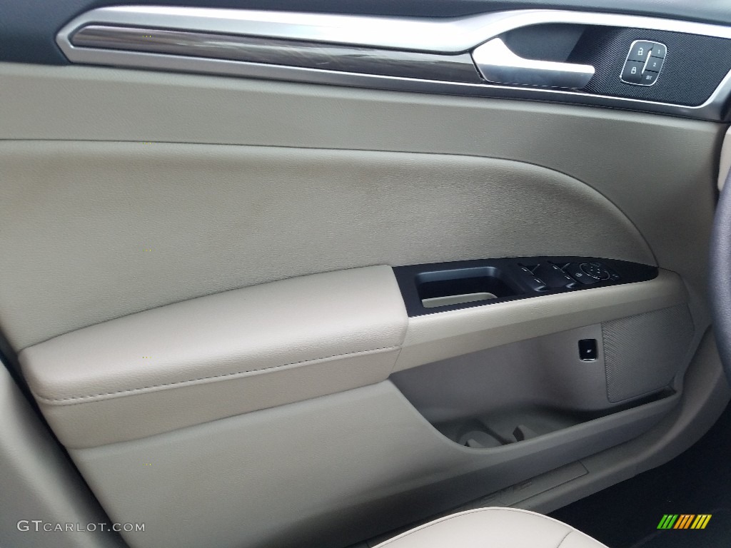 2018 Fusion Hybrid SE - Burgundy Velvet / Medium Light Stone photo #17