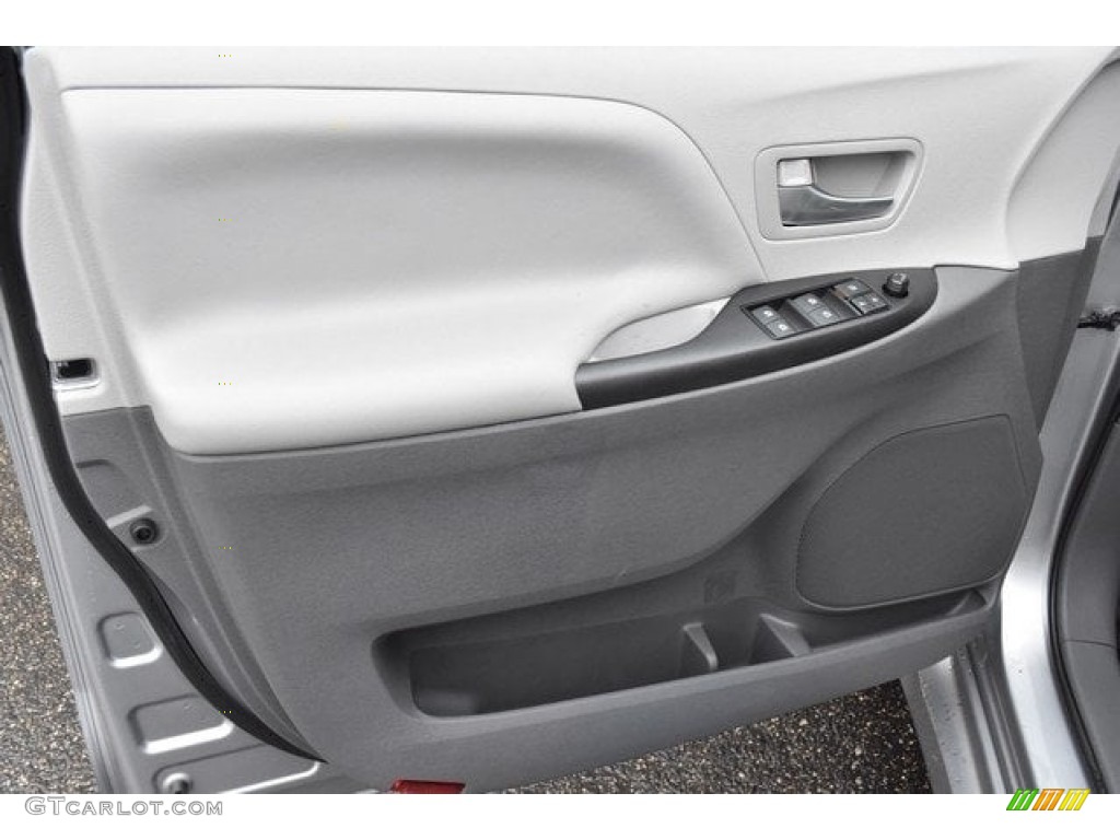 2018 Toyota Sienna LE AWD Rear Seat Photo #129822029