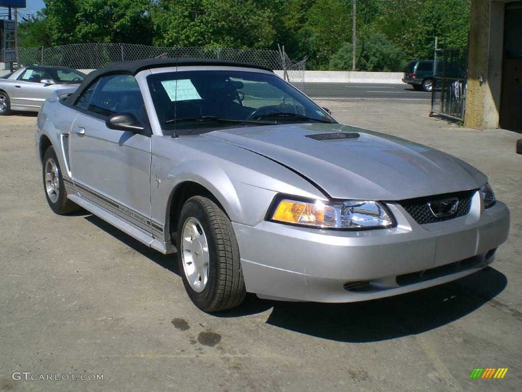 2000 Mustang V6 Convertible - Silver Metallic / Dark Charcoal photo #2