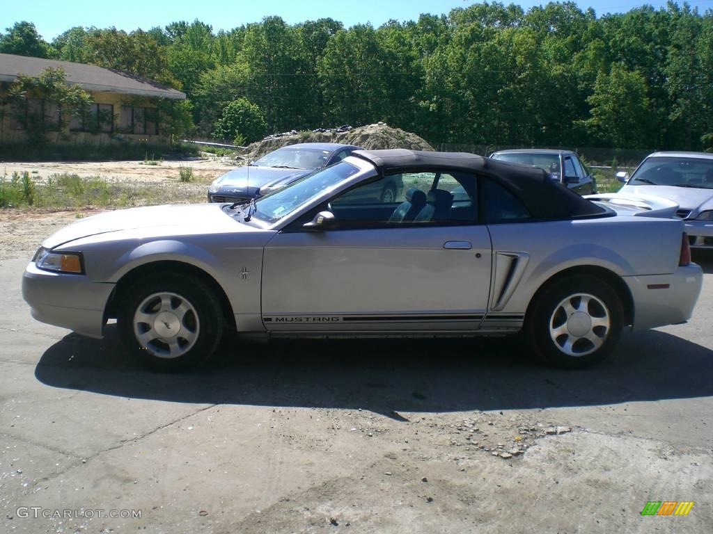 2000 Mustang V6 Convertible - Silver Metallic / Dark Charcoal photo #4