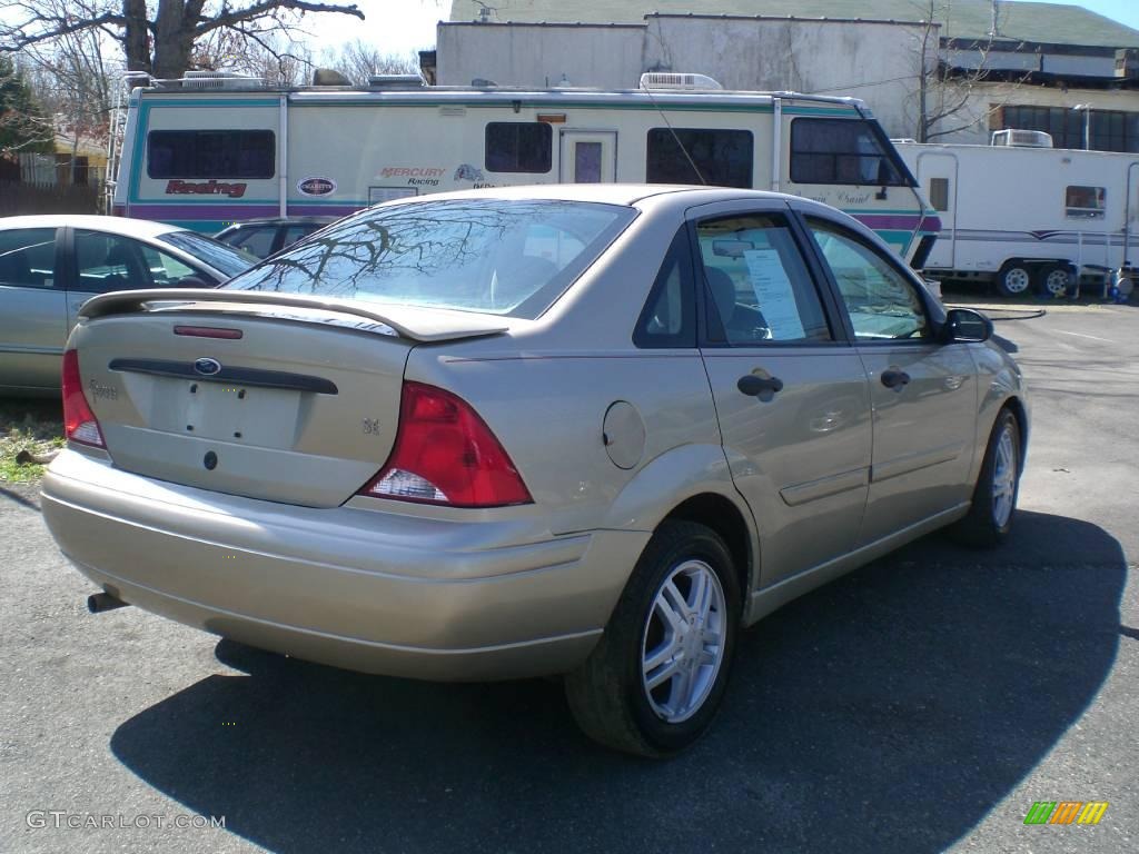 2001 Focus SE Sedan - Jackpot Gold Metallic / Medium Pebble photo #7