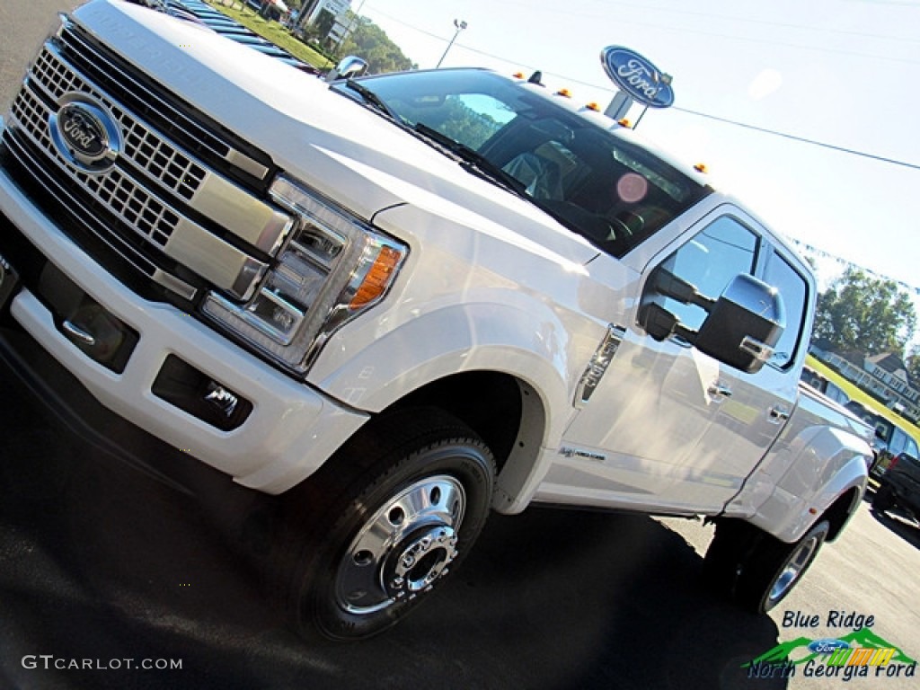 2019 F450 Super Duty Platinum Crew Cab 4x4 - White Platinum Metallic Tri-Coat / Black photo #38