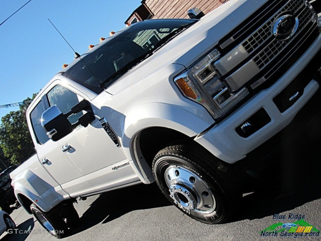 2019 F450 Super Duty Platinum Crew Cab 4x4 - White Platinum Metallic Tri-Coat / Black photo #39