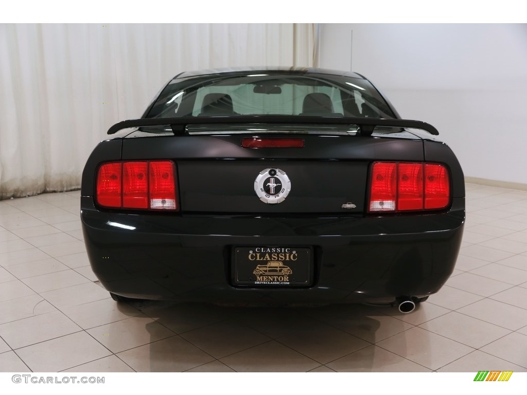 2005 Mustang V6 Deluxe Coupe - Black / Dark Charcoal photo #17