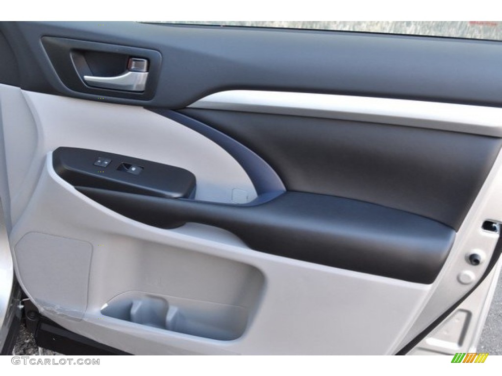 2019 Toyota Highlander XLE AWD Ash Door Panel Photo #129929620