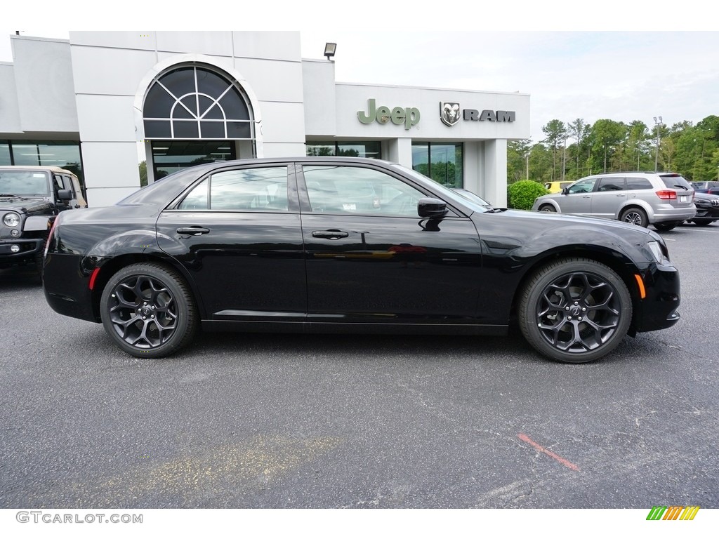 Gloss Black 2019 Chrysler 300 Touring Exterior Photo #129950431