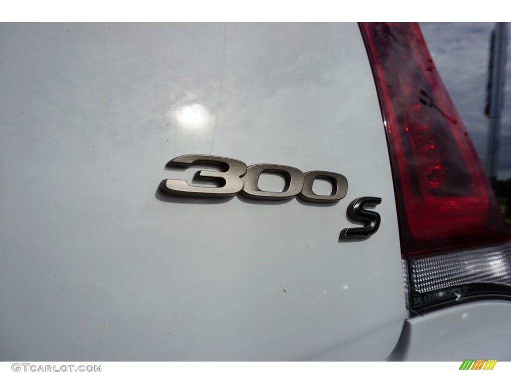 2019 Chrysler 300 S Marks and Logos Photos