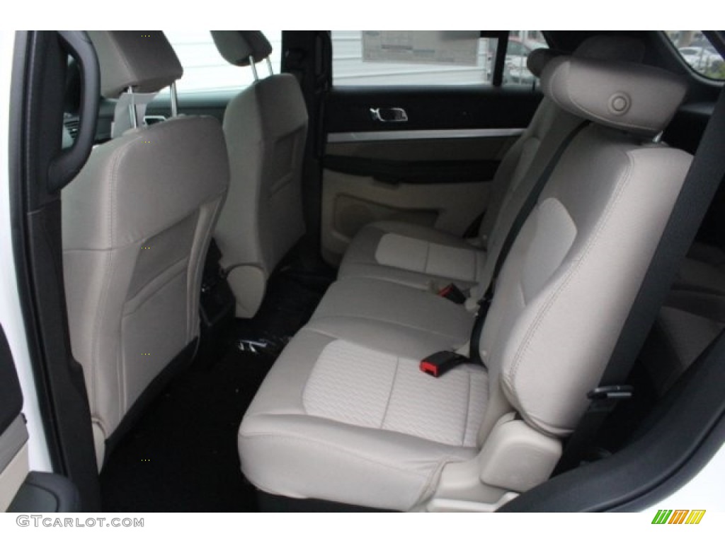 2018 Explorer FWD - Oxford White / Medium Stone photo #23