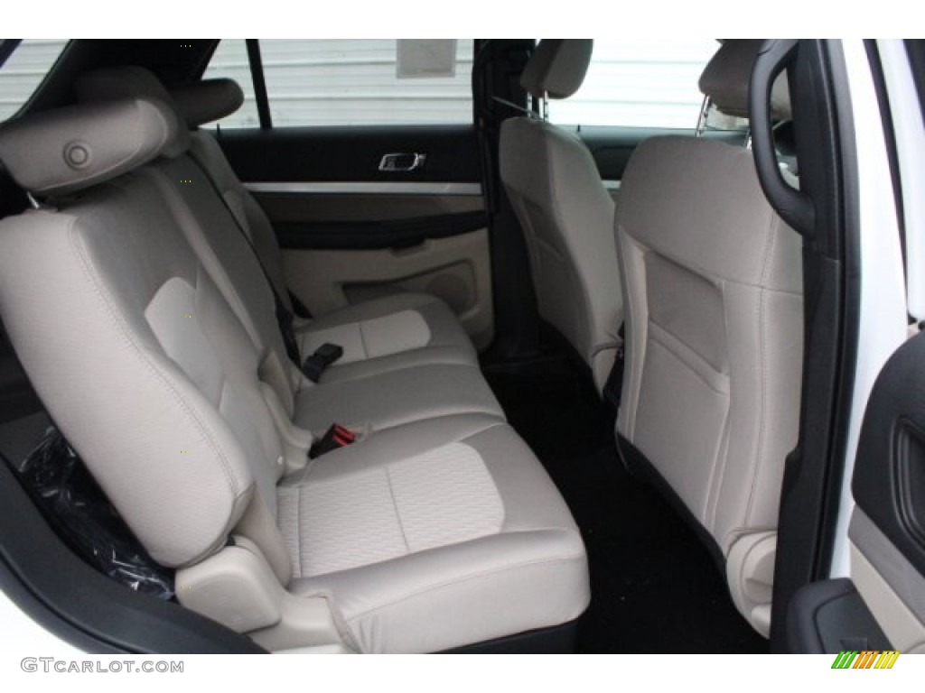 2018 Explorer FWD - Oxford White / Medium Stone photo #29
