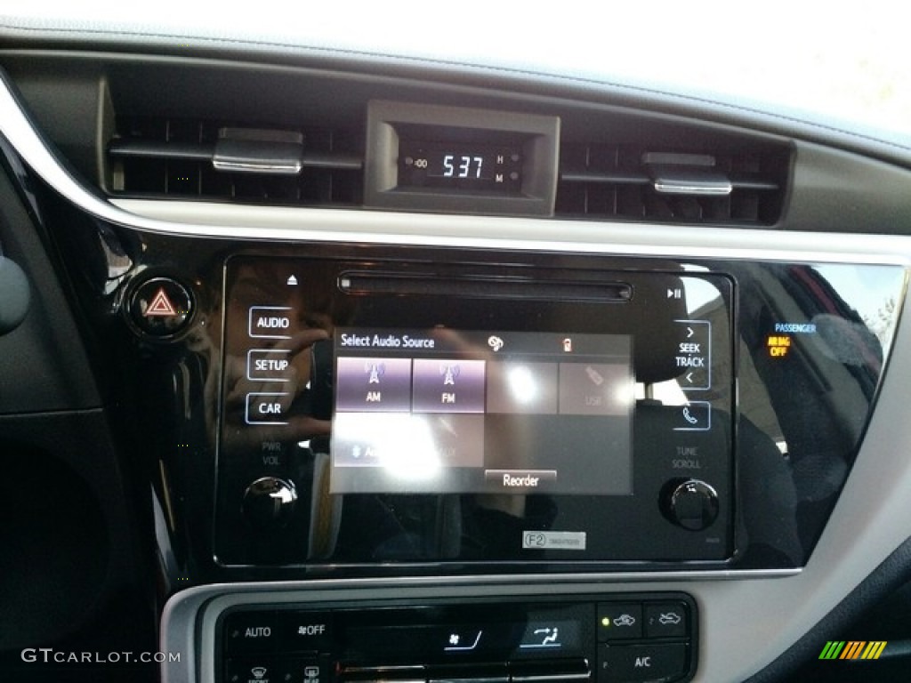 2019 Toyota Corolla LE Controls Photo #130045684