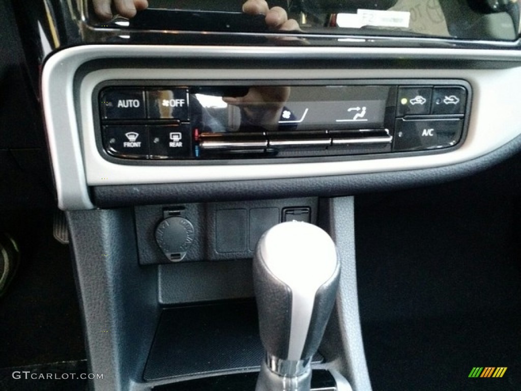2019 Toyota Corolla LE Controls Photo #130045699