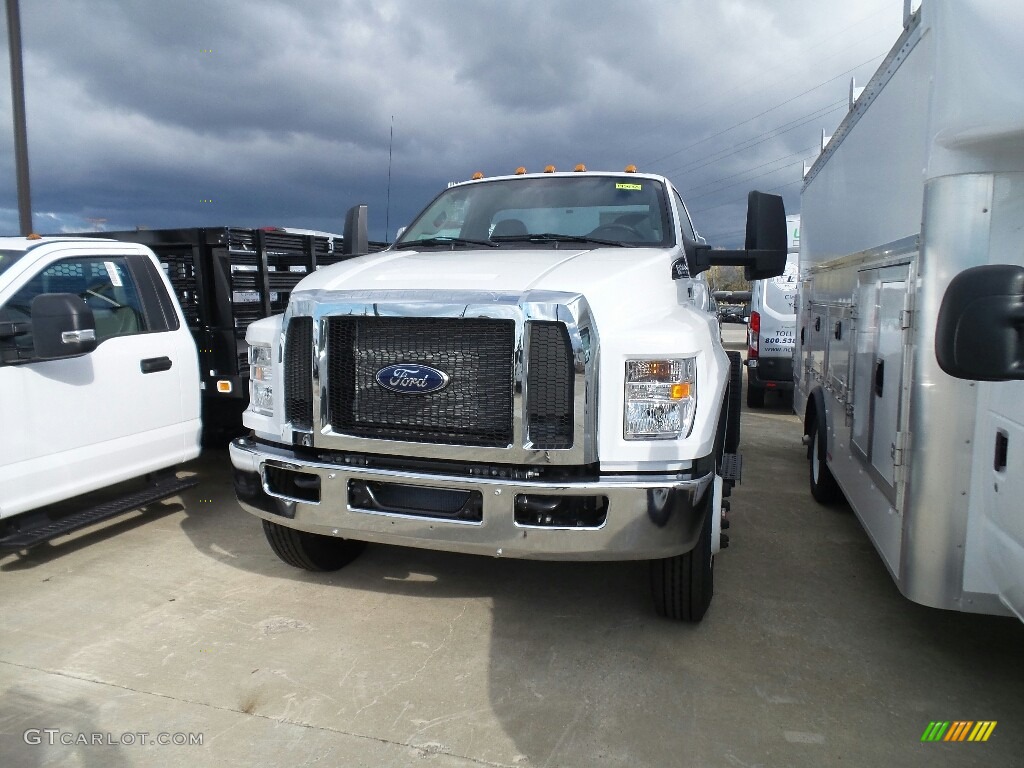 2019 F750 Super Duty Regular Cab Chassis - Oxford White / Earth Gray photo #1