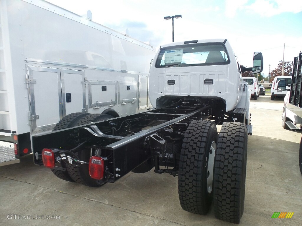 2019 F750 Super Duty Regular Cab Chassis - Oxford White / Earth Gray photo #3