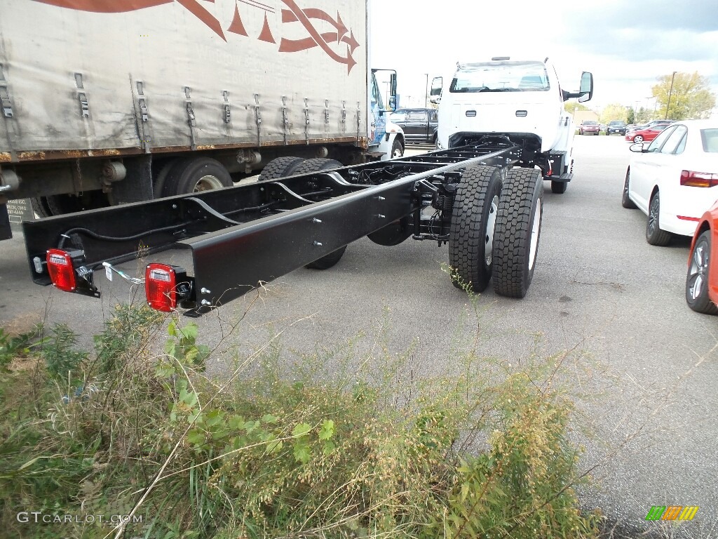 2019 F750 Super Duty Regular Cab Chassis - Oxford White / Earth Gray photo #3