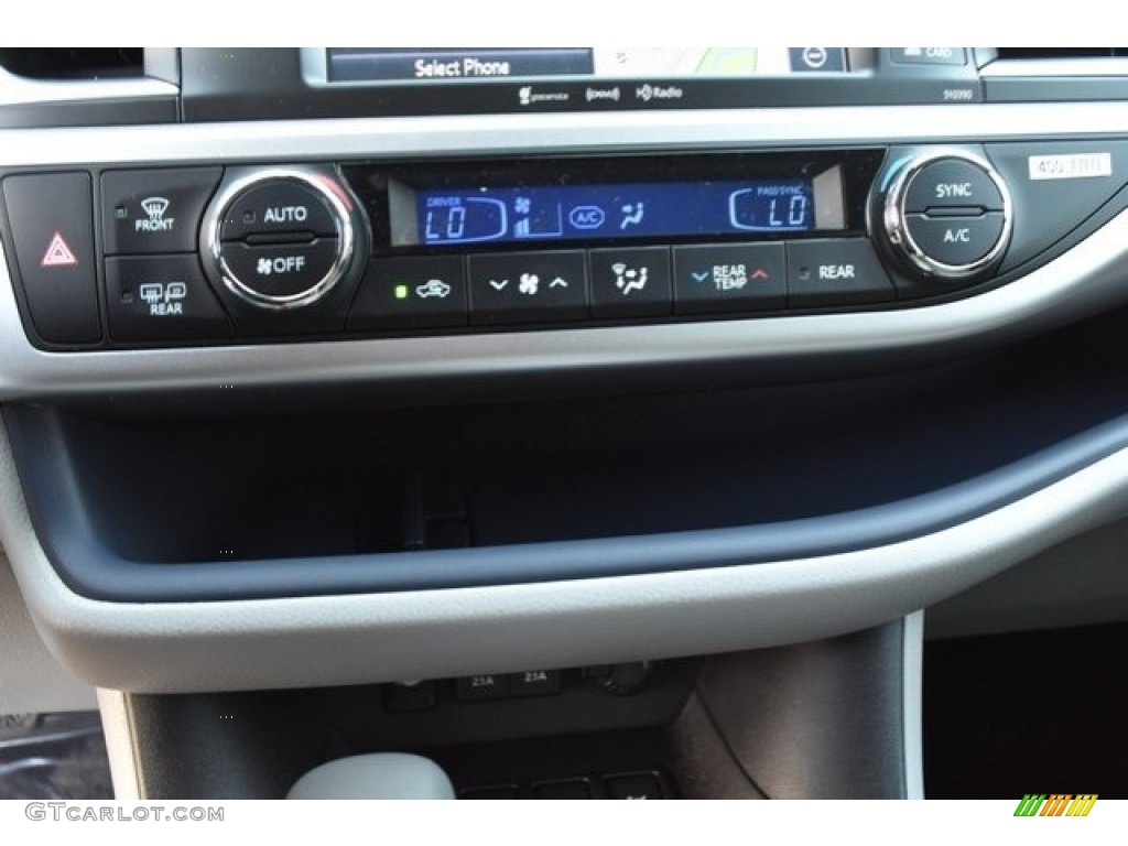 2019 Toyota Highlander SE AWD Controls Photo #130066333