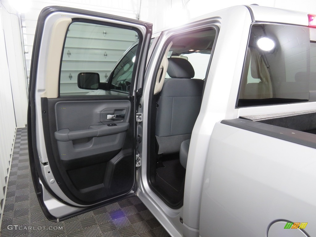 2018 1500 SLT Quad Cab 4x4 - Bright Silver Metallic / Black/Diesel Gray photo #34