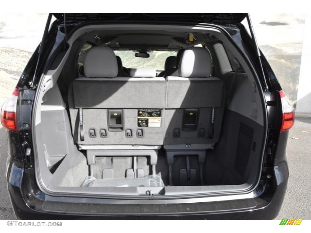 2019 Sienna XLE - Midnight Black Metallic / Ash photo #32