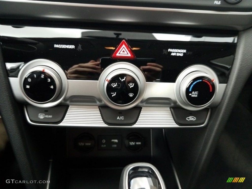 2019 Hyundai Elantra SE Controls Photos