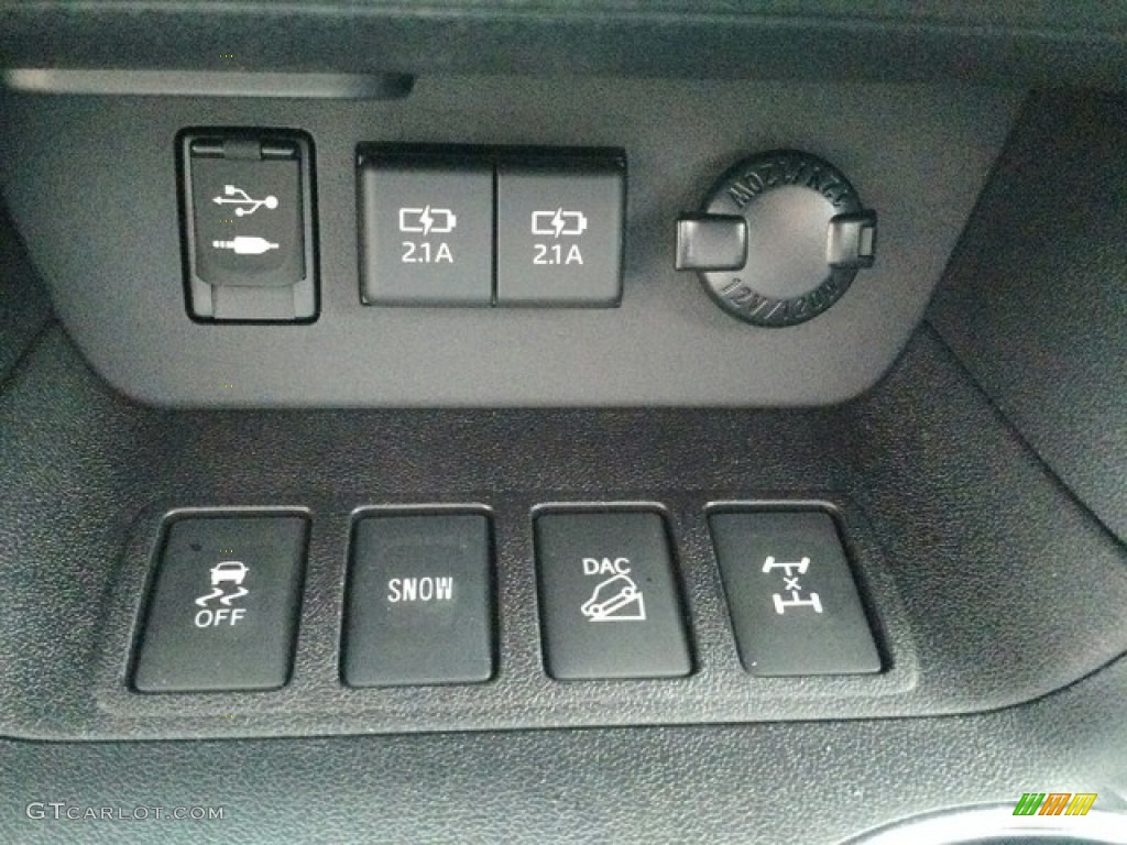 2019 Toyota Highlander XLE AWD Controls Photo #130076661