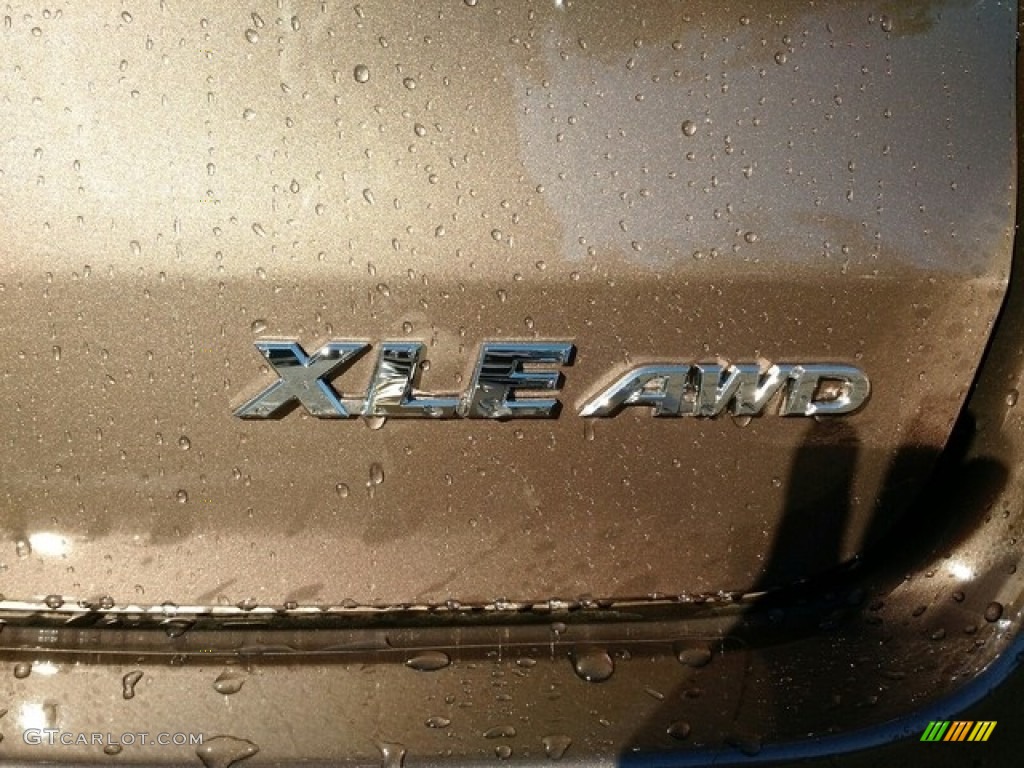 2019 Toyota Highlander XLE AWD Marks and Logos Photos