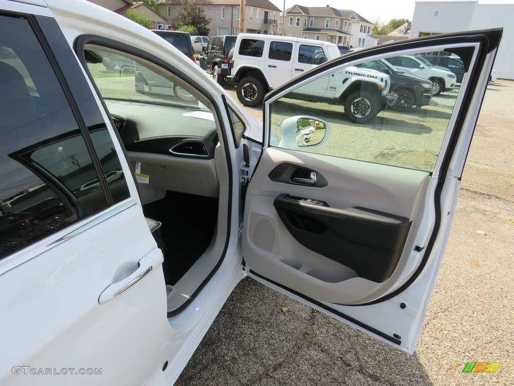 2019 Chrysler Pacifica Limited Door Panel Photos