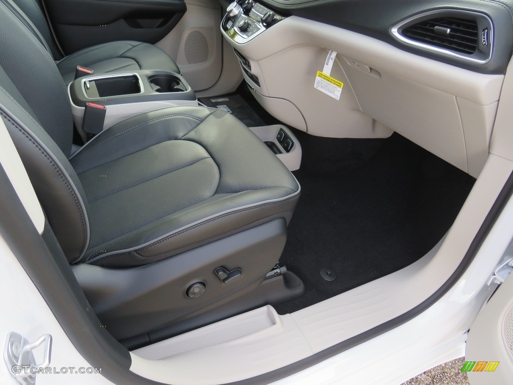 2019 Chrysler Pacifica Limited Front Seat Photo #130085952