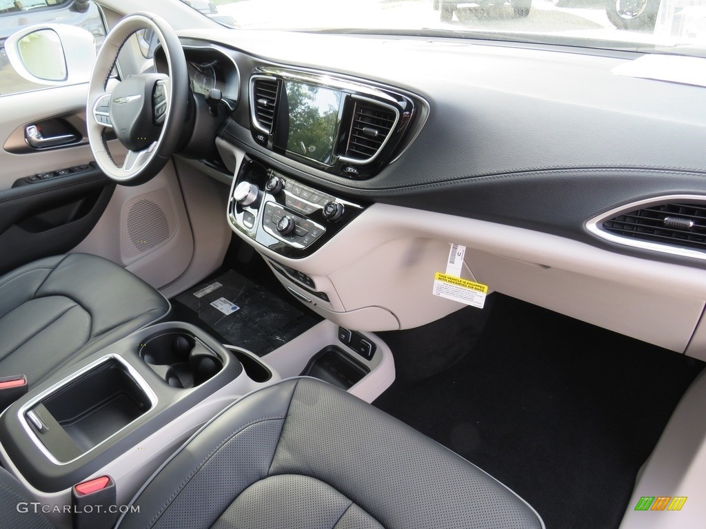 2019 Chrysler Pacifica Limited Black/Alloy Dashboard Photo #130085973