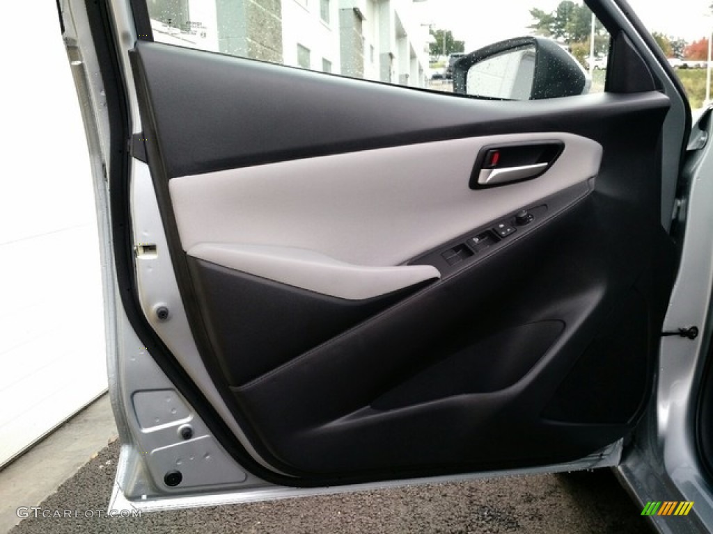 2019 Toyota Yaris LE Gray Door Panel Photo #130114697