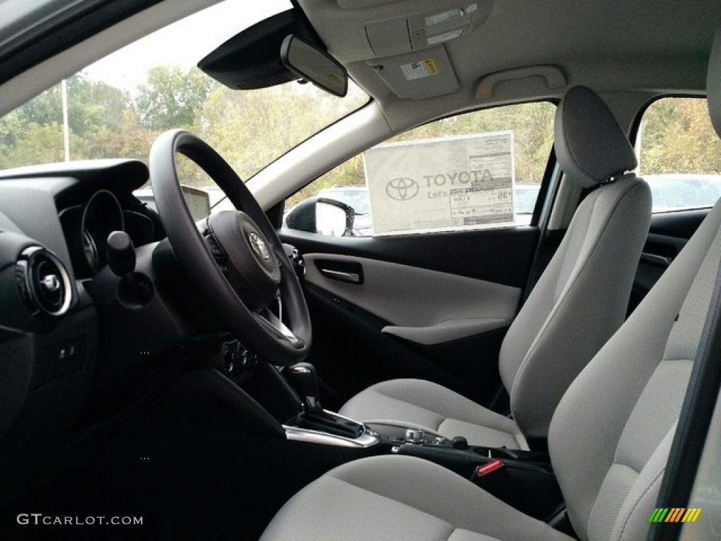 2019 Toyota Yaris LE Front Seat Photo #130114706
