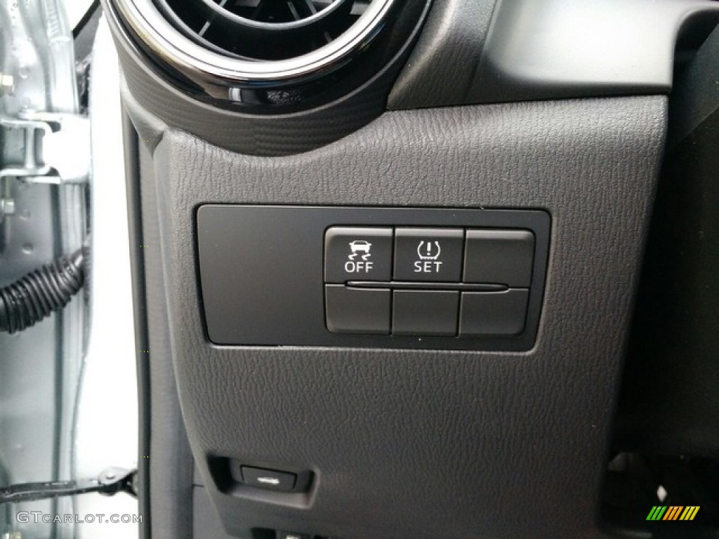 2019 Toyota Yaris LE Controls Photo #130114739