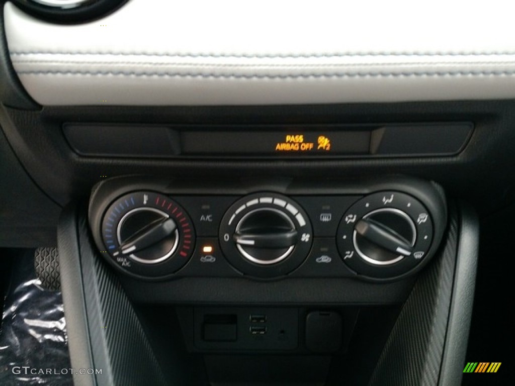 2019 Toyota Yaris LE Controls Photo #130114816