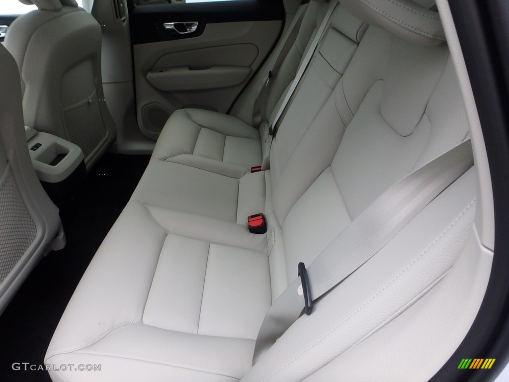 2019 Volvo XC60 T6 AWD Momentum Rear Seat Photo #130128893
