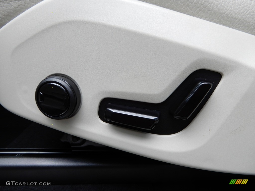 2019 Volvo XC90 T5 AWD Momentum Controls Photo #130134491