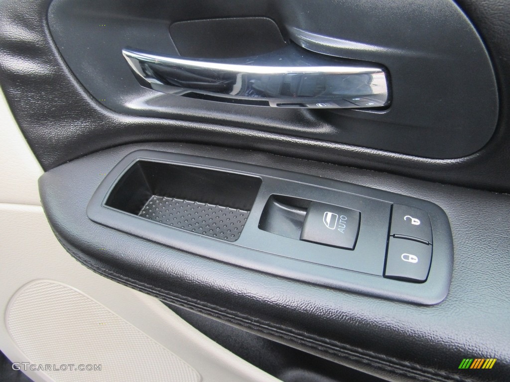 2012 Grand Caravan SE - True Blue Pearl / Black/Light Graystone photo #10