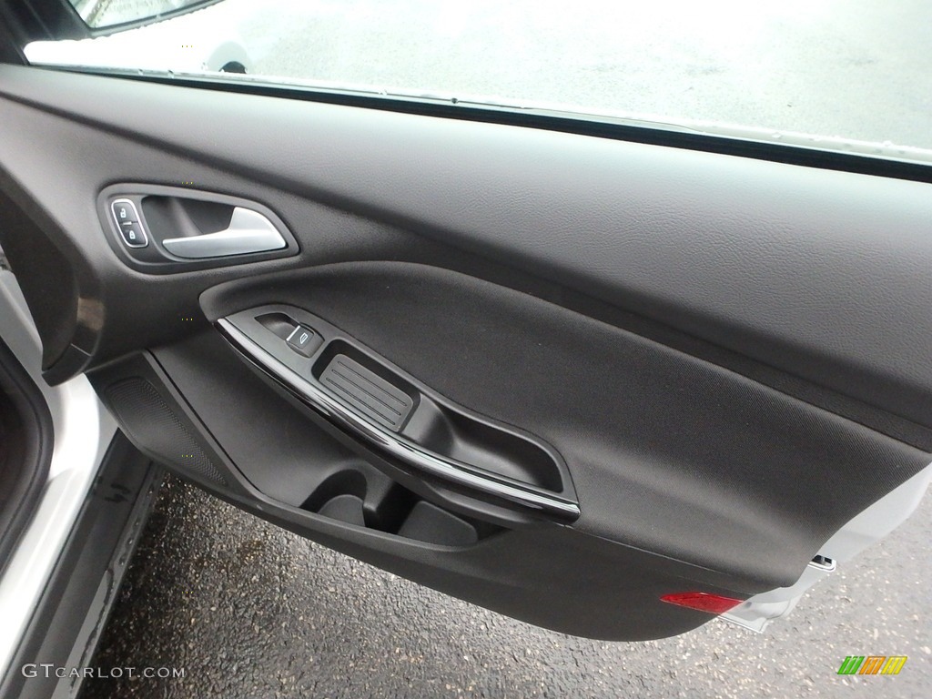 2018 Ford Focus Titanium Hatch Charcoal Black Door Panel Photo #130175586