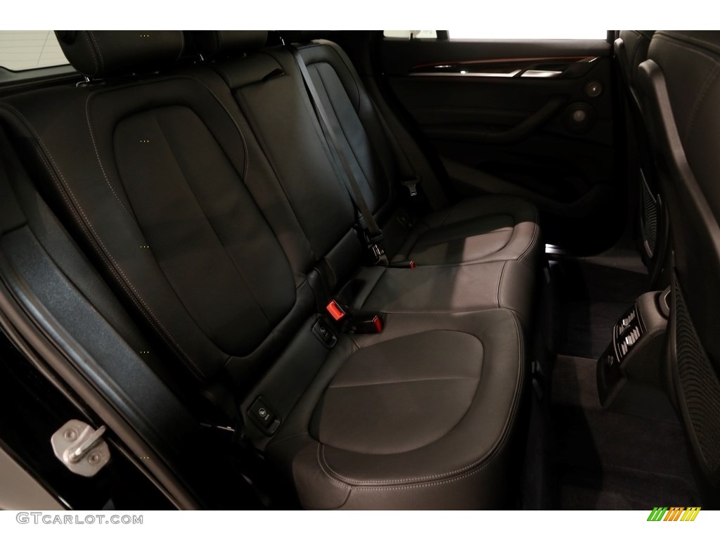2016 X1 xDrive28i - Black Sapphire Metallic / Black photo #23
