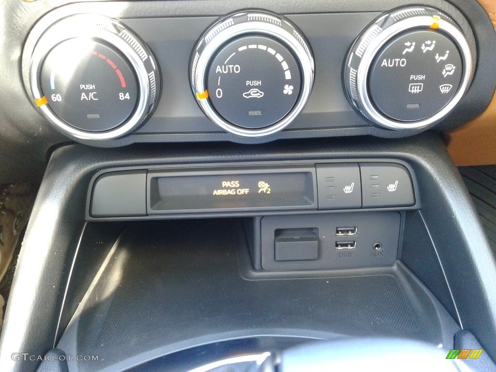 2019 Fiat 124 Spider Lusso Roadster Controls Photo #130198413