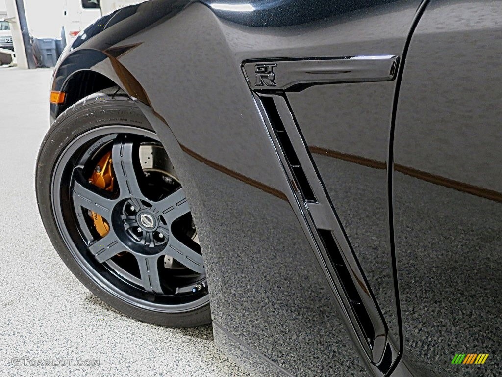 2015 Nissan GT-R Black Edition Marks and Logos Photos