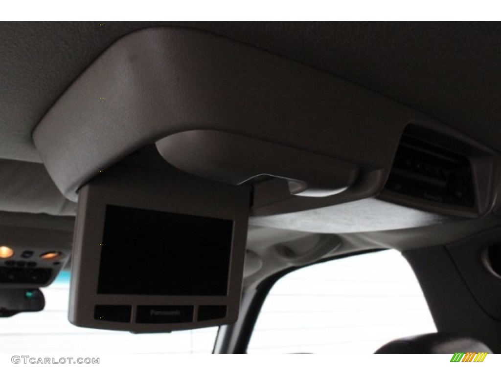 2005 Suburban 1500 LT - Silver Birch Metallic / Gray/Dark Charcoal photo #24