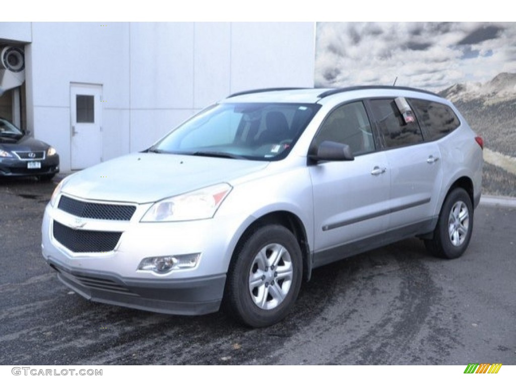 2010 Traverse LS - Silver Ice Metallic / Dark Gray/Light Gray photo #2