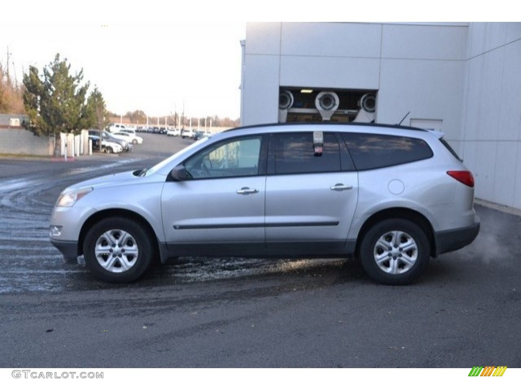 2010 Traverse LS - Silver Ice Metallic / Dark Gray/Light Gray photo #3