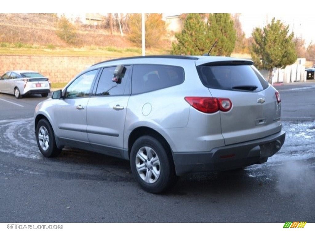 2010 Traverse LS - Silver Ice Metallic / Dark Gray/Light Gray photo #4