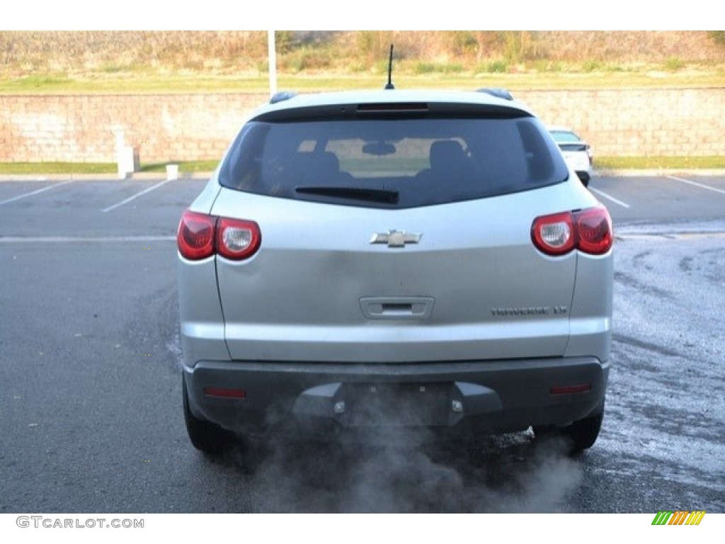 2010 Traverse LS - Silver Ice Metallic / Dark Gray/Light Gray photo #5