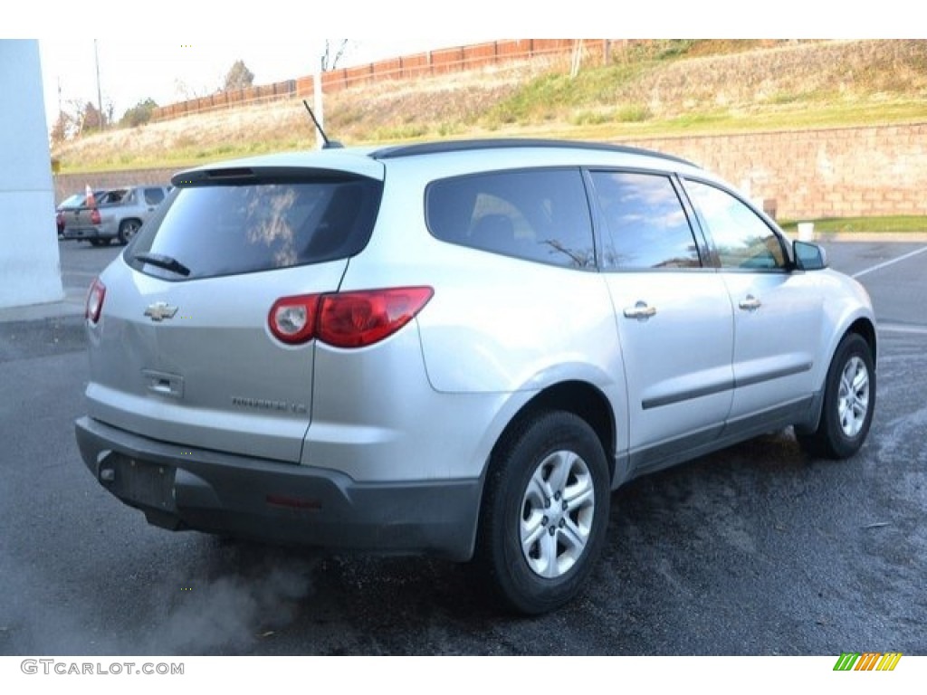 2010 Traverse LS - Silver Ice Metallic / Dark Gray/Light Gray photo #6
