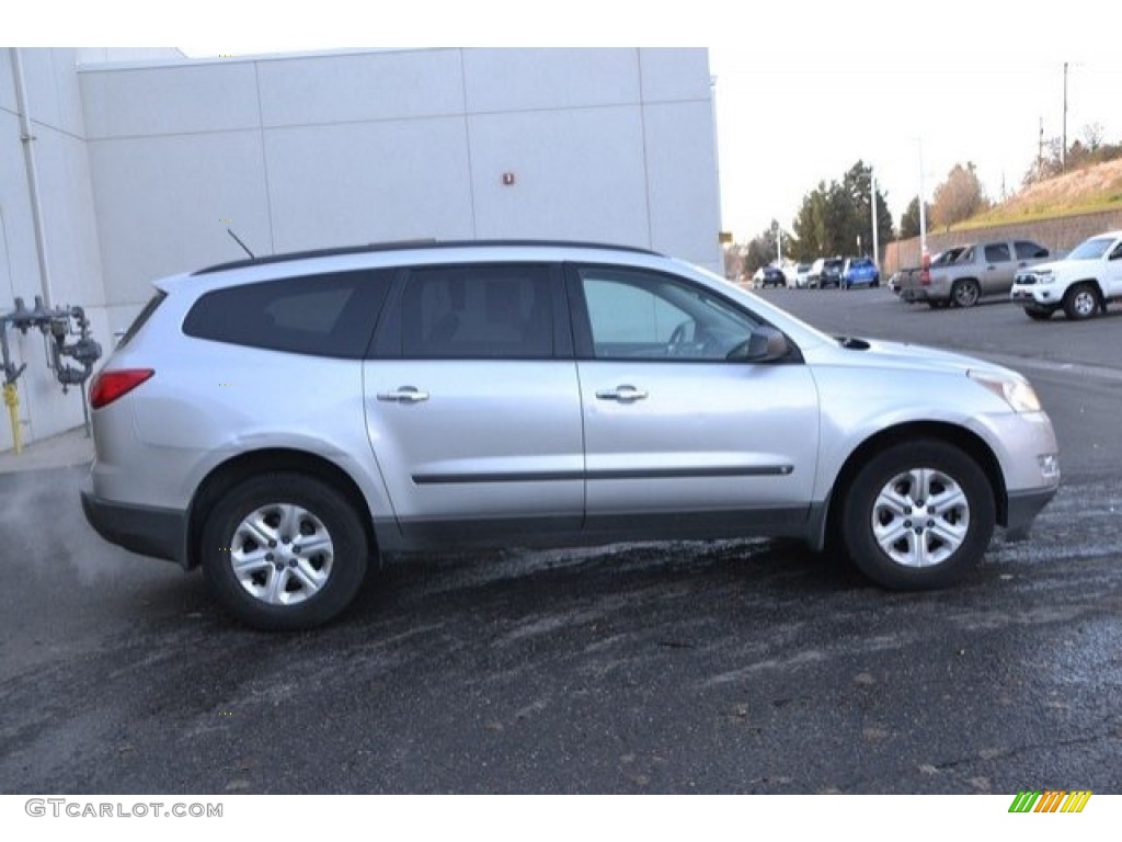 2010 Traverse LS - Silver Ice Metallic / Dark Gray/Light Gray photo #7