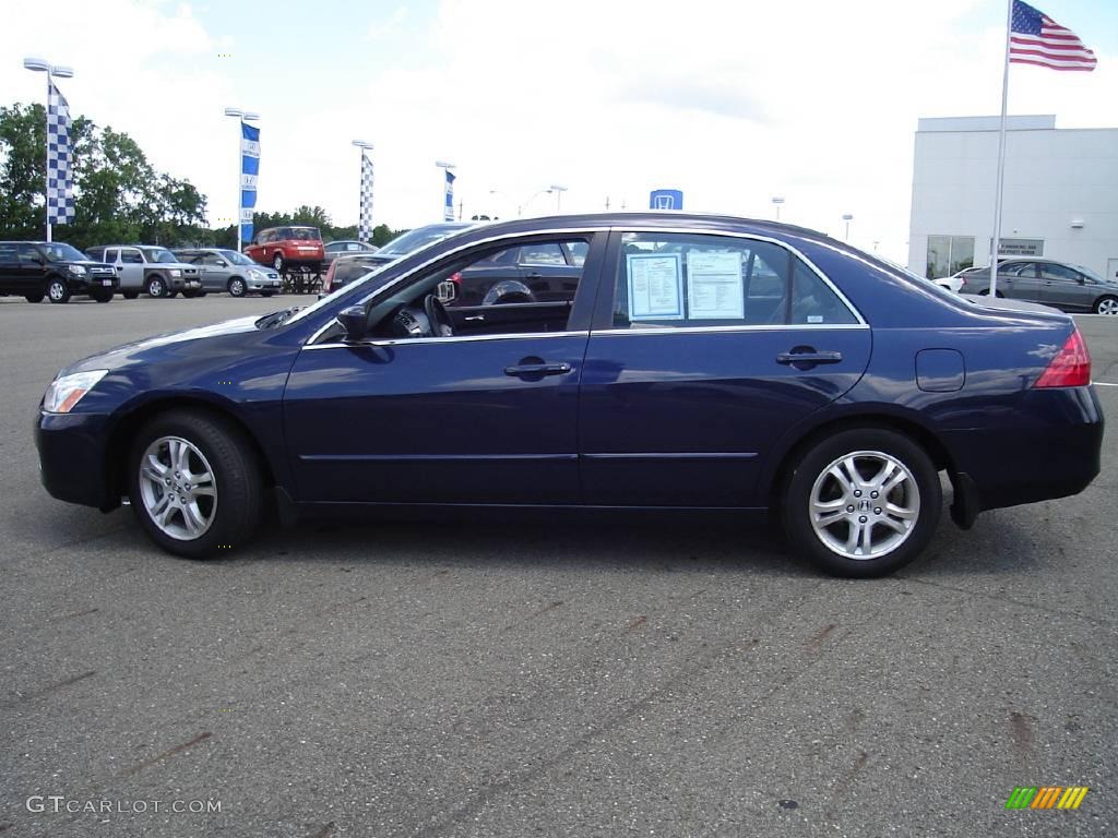 2006 Accord SE Sedan - Royal Blue Pearl / Gray photo #2