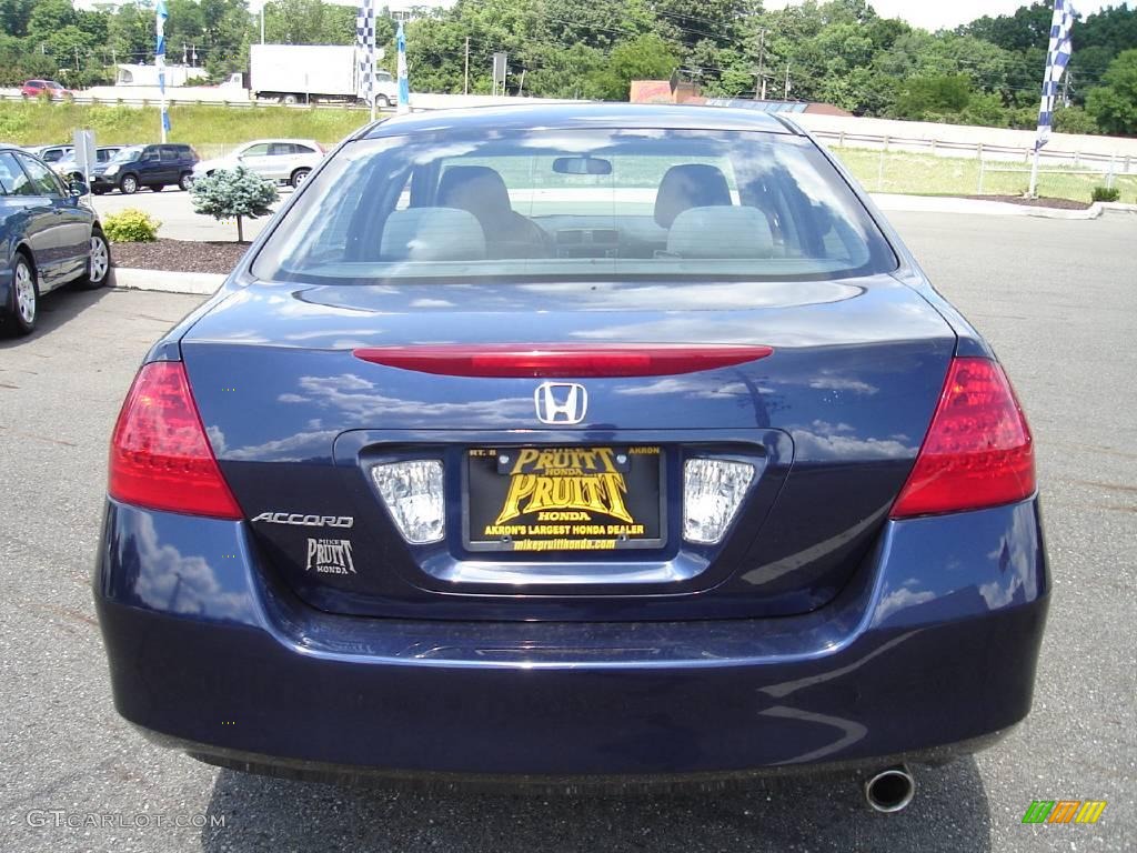 2006 Accord SE Sedan - Royal Blue Pearl / Gray photo #4